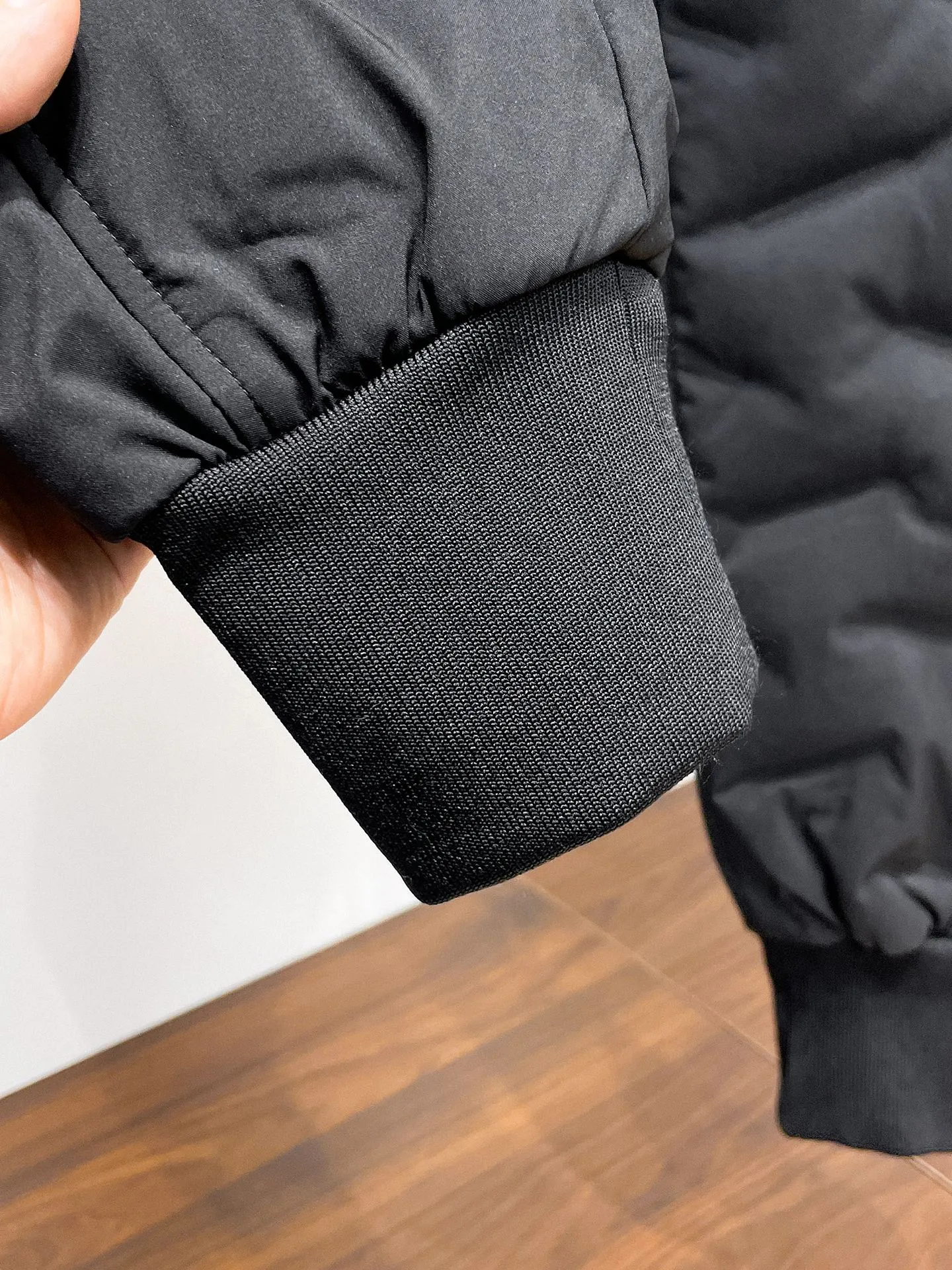P490 Big Goose🇨🇦 🔥50ss thickened warm down pants, a new autumn and winter product, are here. 🌹Winter essential outdoor windproof, lockable and warm. Made of professional-grade outdoor windproof, waterproof and breathable fabric. Lining is filled with %90 white duck down. Lightweight design. Lightweight and warm. Seamless gluing process on the inside. Made of light and gall-free anti-drilling fabric to effectively prevent velvet running. Original hardware accessories Classic logo matching, simple and versatile, the upper body is stylish and not bloated, the same style for men and women! Size: M-3XL.